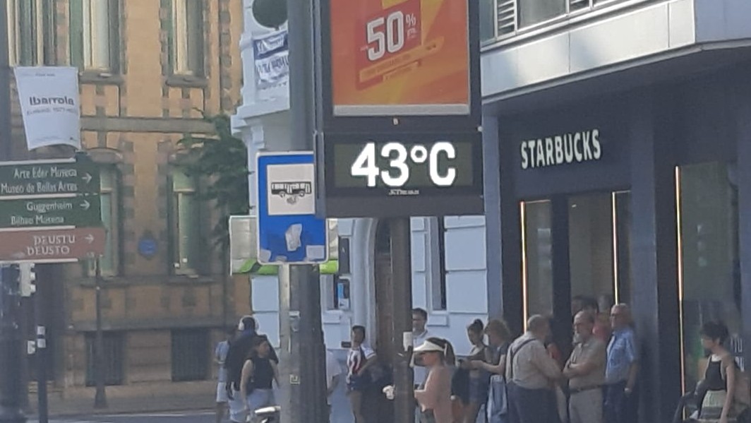 Alguinos termómetros, como este de la bilbaína Plaza Moyúa, rebasan hoy los 40 grados