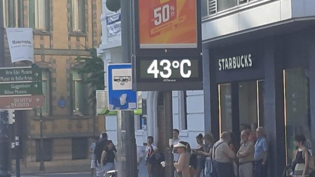 Alguinos termómetros, como este de la bilbaína Plaza Moyúa, rebasan hoy los 40 grados