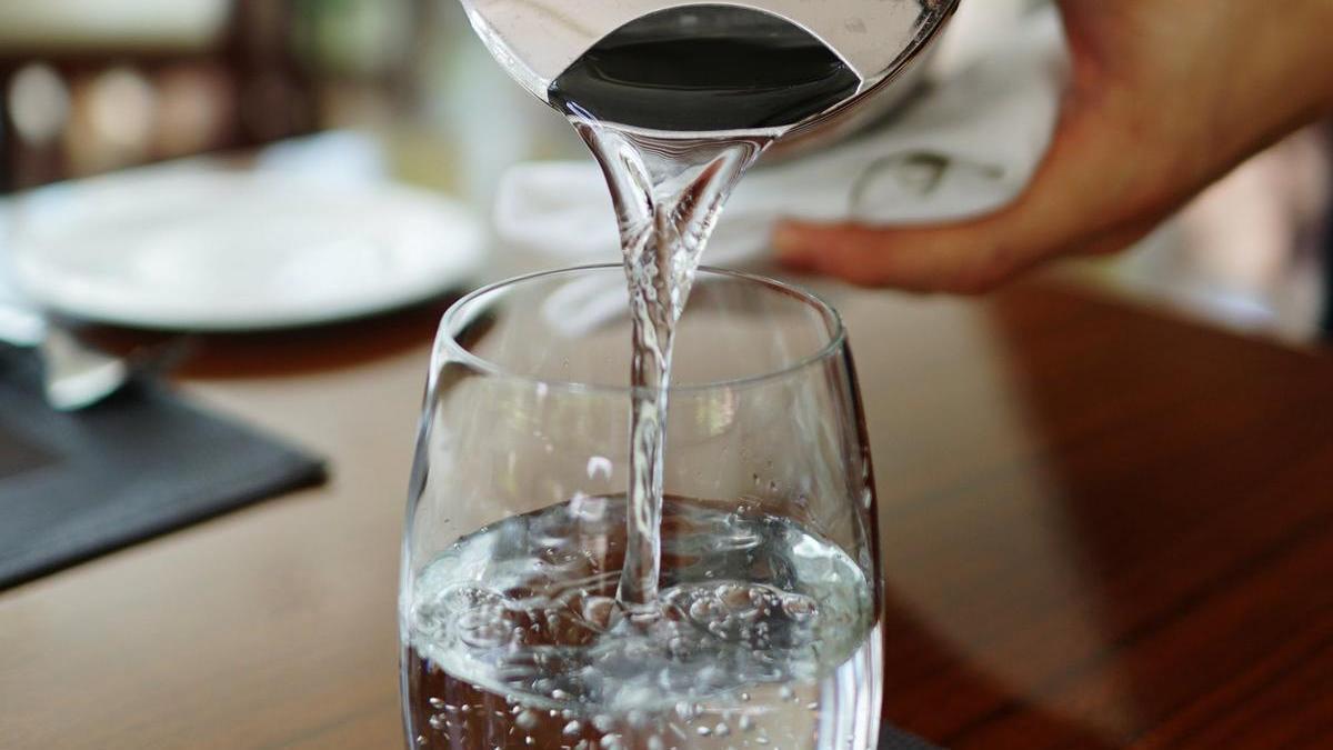 Beneficios de beber agua en ayunas.