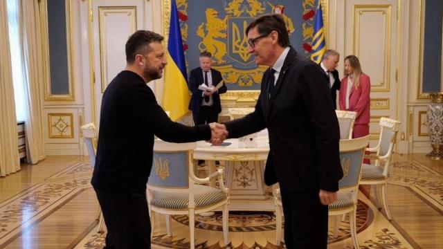 El presidente de Ucrania, Volodímir Zelenski, y el presidente de la Generalitat, Salvador Illa, en Kiev