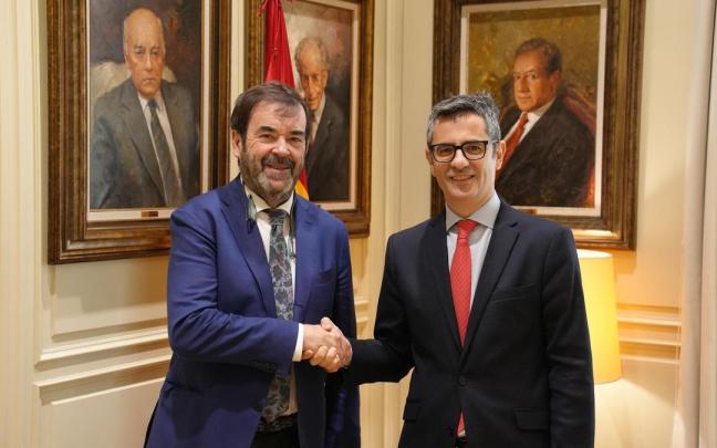 El ministro de Presidencia, Justicia y Relaciones con las Cortes, Félix Bolaños, estrecha la mano al presidente del Consejo General del Poder Judicial (CGPJ), Vicente Guilarte El ministro de Presidencia, Justicia y Relaciones con las Cortes, Félix Bolaños, estrecha la mano al presidente del Consejo General del Poder Judicial (CGPJ), Vicente Guilarte