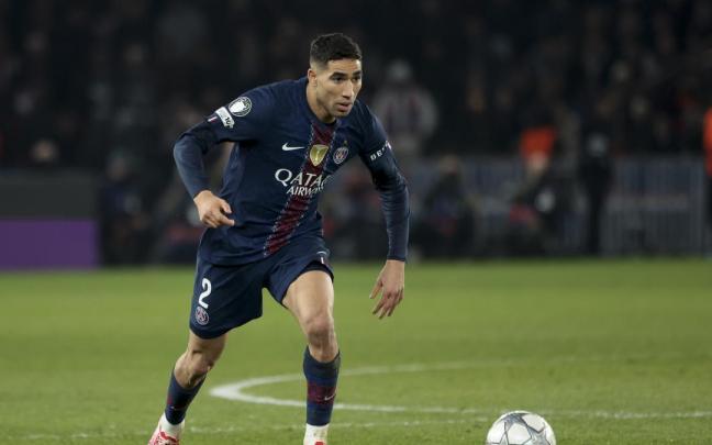 Achraf Hakimi durante un partido con el PSG.
