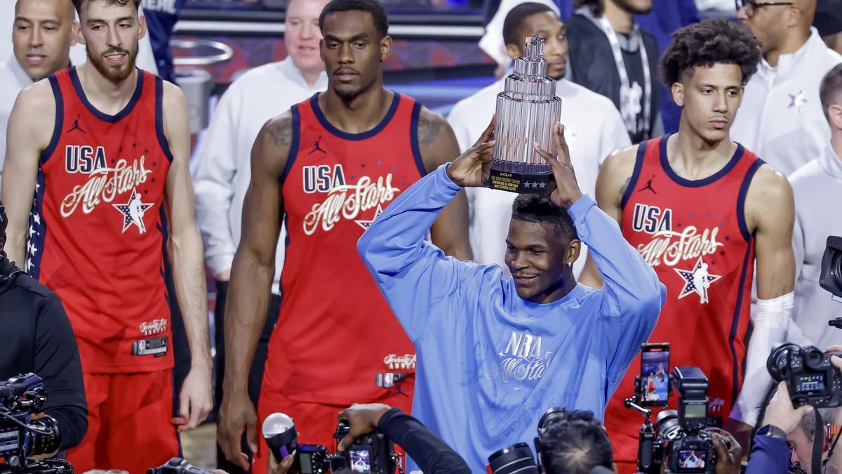 Anthony Edwards levanta el trofeo de mejor jugador del All Star Game de la NBA.