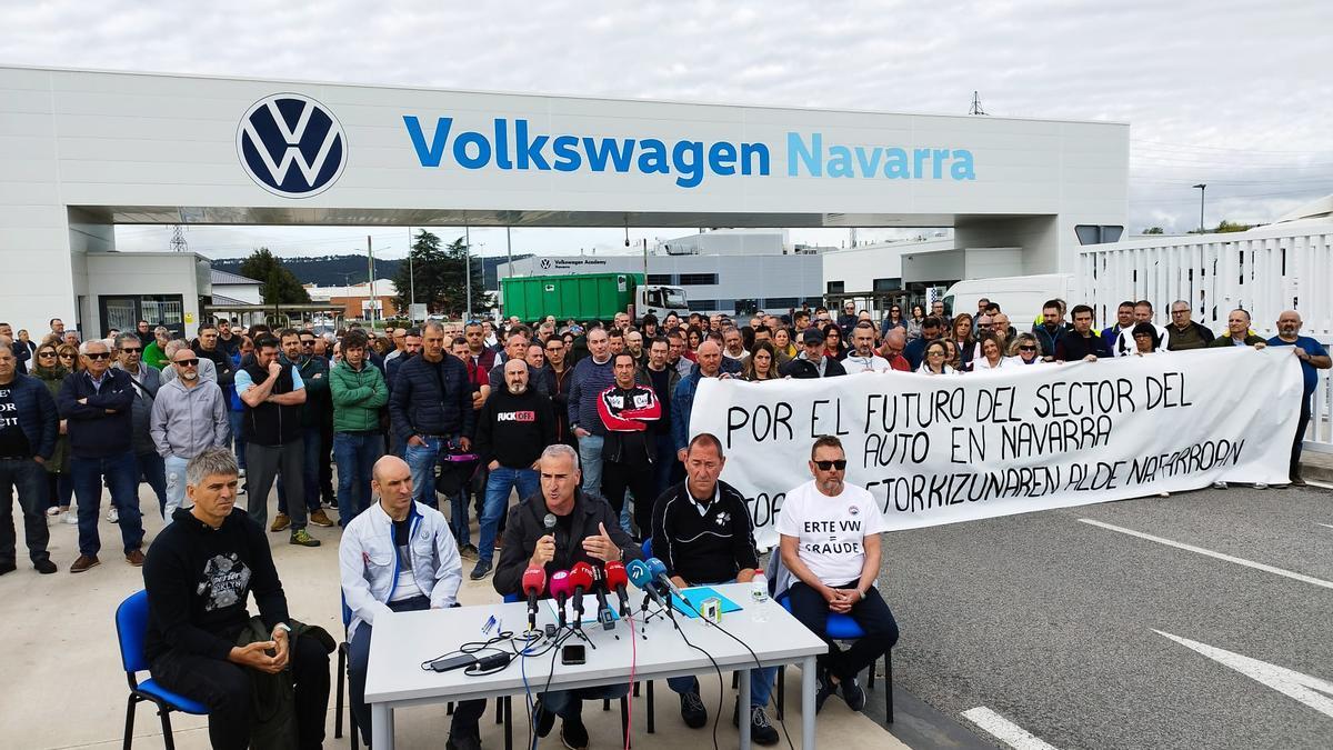 Concentración este lunes del Comité de VW Navarra y empresas proveedoras a las puertas de la factoría en Landaben. Foto: Javier Bergasa