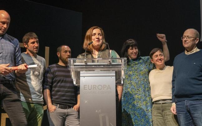 Edurne Basterra y su equipo en la Asamblea General de UAGA Edurne Basterra y su equipo en la Asamblea General de UAGA