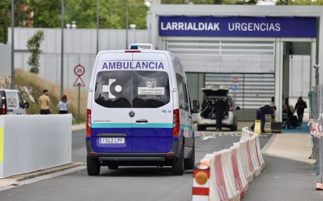 Una ambulancia en las Urgencias del Hospital de Txagorritxu / Pilar Barco Una ambulancia en las Urgencias del Hospital de Txagorritxu