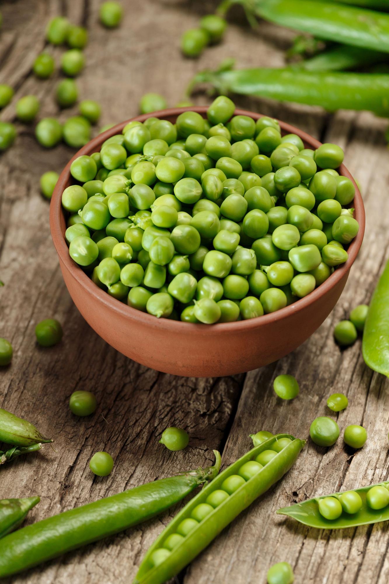 Los guisantes frescos están ahora en plena temporada.