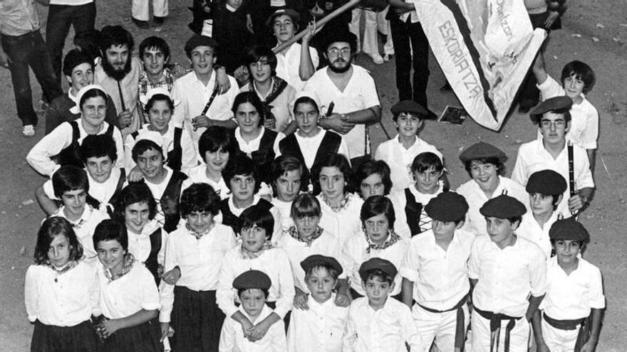 Dantzaris eskoriatzarras en la década de los 70 en Angiozar.