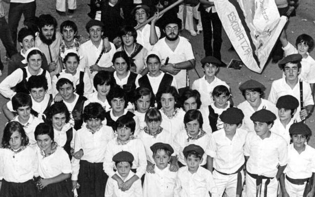 Dantzaris eskoriatzarras en la década de los 70 en Angiozar.