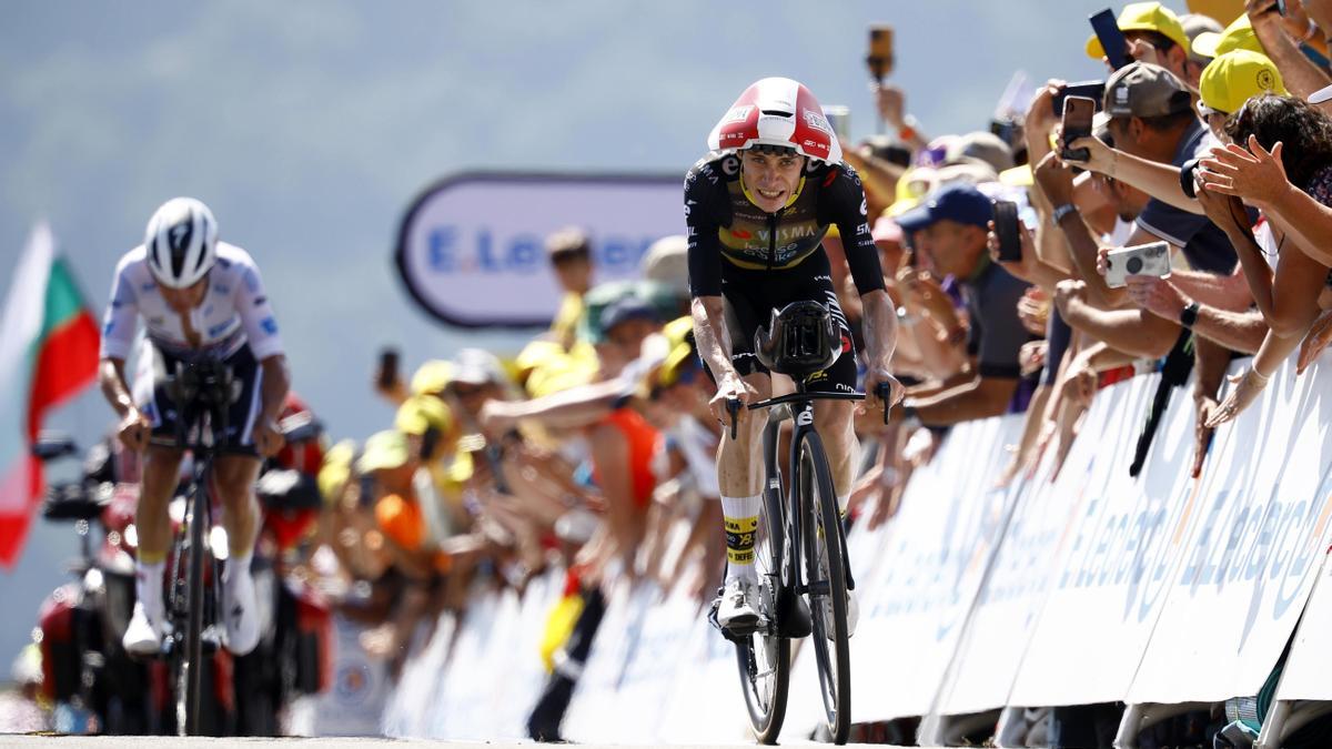 Vingegaard alcanza la meta tras doblar a Evenepoel.