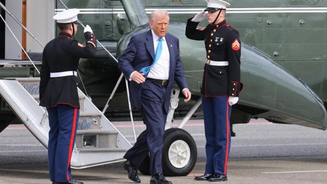 Trump abandonando el Air Force One.