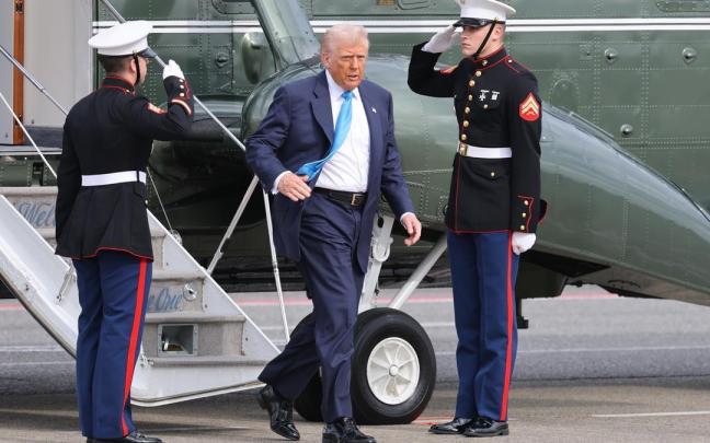 Trump abandonando el Air Force One.