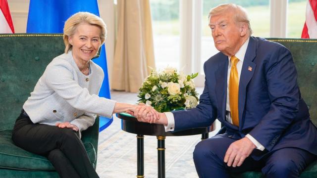 La presidenta de la Comisión Europea, Ursula von der Leyen, y el presidente de Estados Unidos, Donald Trump, tras acordar una tregua arancelaria el pasado verano en Escocia.