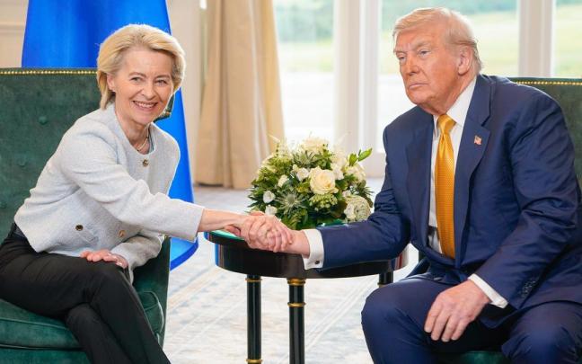 La presidenta de la Comisión Europea, Ursula von der Leyen, y el presidente de Estados Unidos, Donald Trump, tras acordar una tregua arancelaria el pasado verano en Escocia.