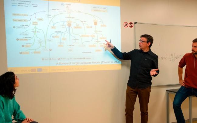 De izquierda a derecha, Maite Heredia (alumna de máster), Eneko Agirre (director del centro HiTZ) e Iñigo Alonso (alumno de doctorado).