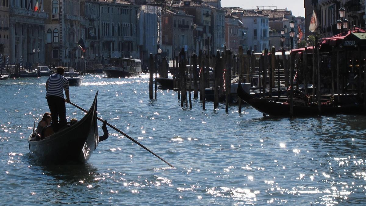 Una góndola en los canales de Venecia.