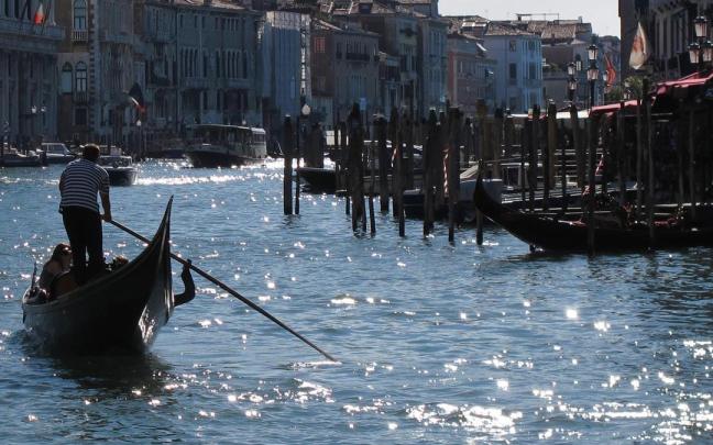 Una góndola en los canales de Venecia. Una góndola en los canales de Venecia.