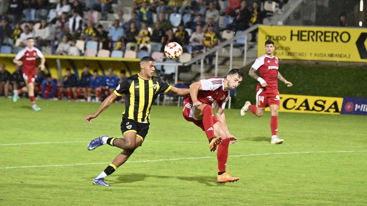 Maroan Sannadi en acción en uno de los partidos jugados esta temporada con el Barakaldo