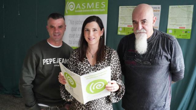 Óscar (48 años) y José Ramón (63), que padecen el síndrome de Ménière, junto a Nagore Atxa, médica adjunta del Servicio de Otorrinolaringología del hospital de Cruces
