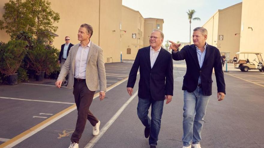 David Zaslav, Ted Sarandos y Greg Peters, durante su visita a los estudios de Warner.