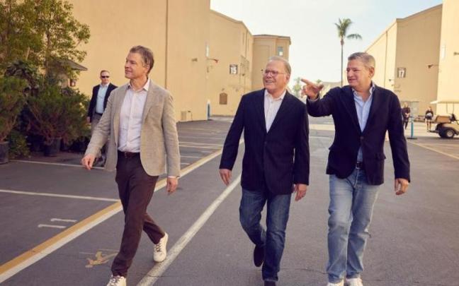 David Zaslav, Ted Sarandos y Greg Peters, durante su visita a los estudios de Warner.