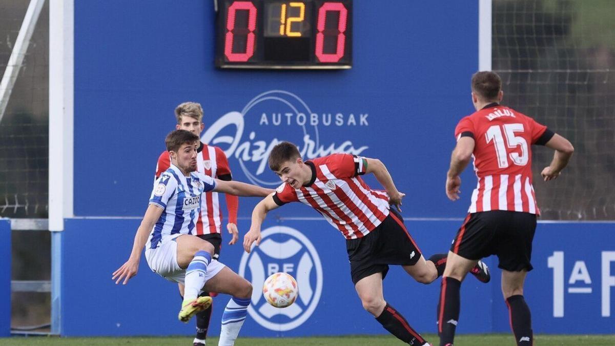 Acción del duelo disputado este domingo por la tarde en Zubieta en el derbi de filiales entre la Real B y el Bilbao Athletic.