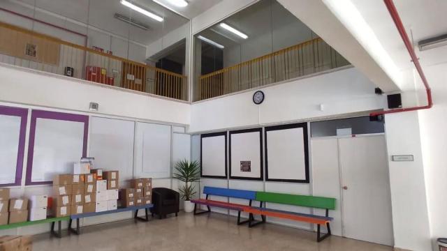 Imagen actual del hall de la escuela Ignacio Zubizarreta tras el pintado de techos y paredes