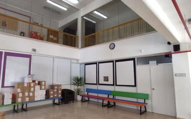 Imagen actual del hall de la escuela Ignacio Zubizarreta tras el pintado de techos y paredes