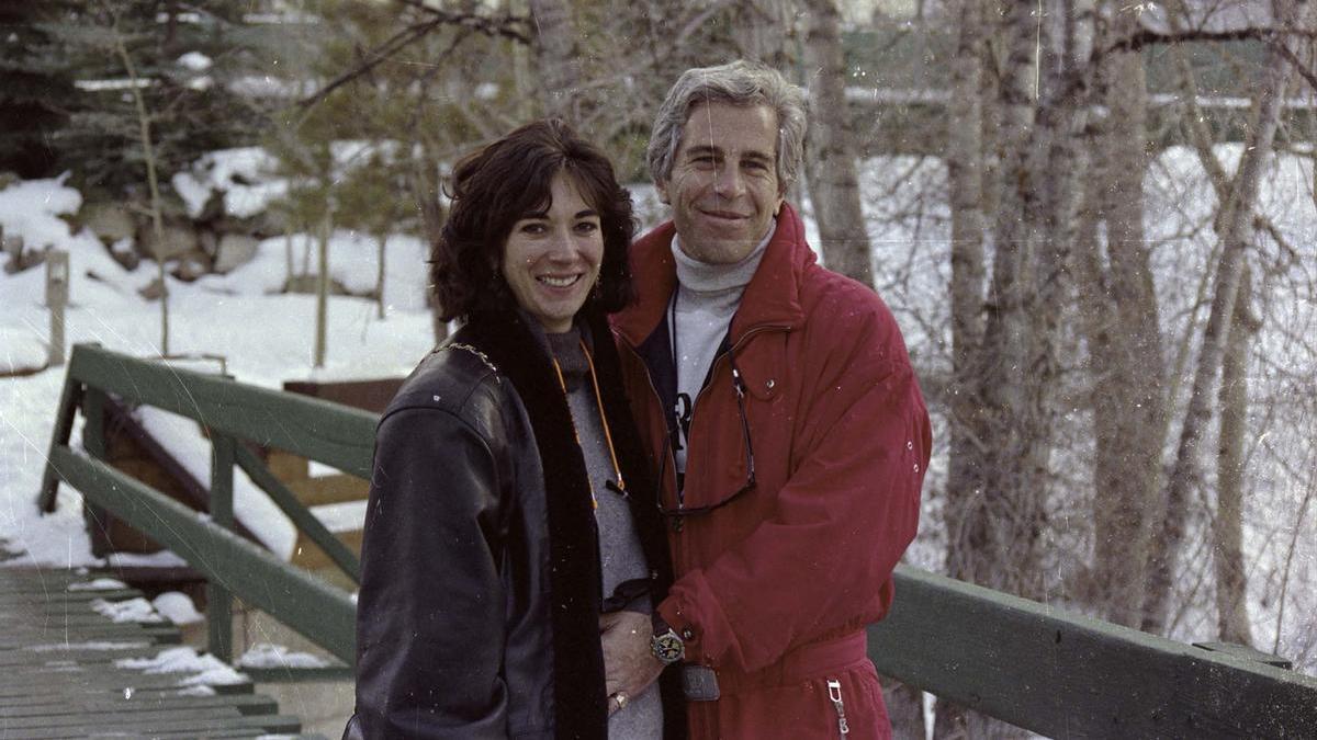 Ghislaine Maxwell y Jeffrey Epstein en una fotografía sin fechar recuperada por el FBI durante una incursión a la mansión del multimillonario en Nueva York.