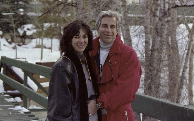 Ghislaine Maxwell y Jeffrey Epstein en una fotografía sin fechar recuperada por el FBI durante una incursión a la mansión del multimillonario en Nueva York. / EP Ghislaine Maxwell y Jeffrey Epstein en una fotografía sin fechar recuperada por el FBI durante una incursión a la mansión del multimillonario en Nueva York.