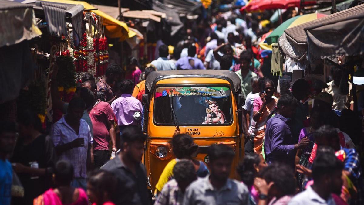Un mercado lleno de gente en la localidad india de Chennai.