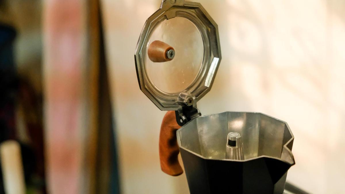 Cafetera Moka o italiana al fuego con la tapa abierta.