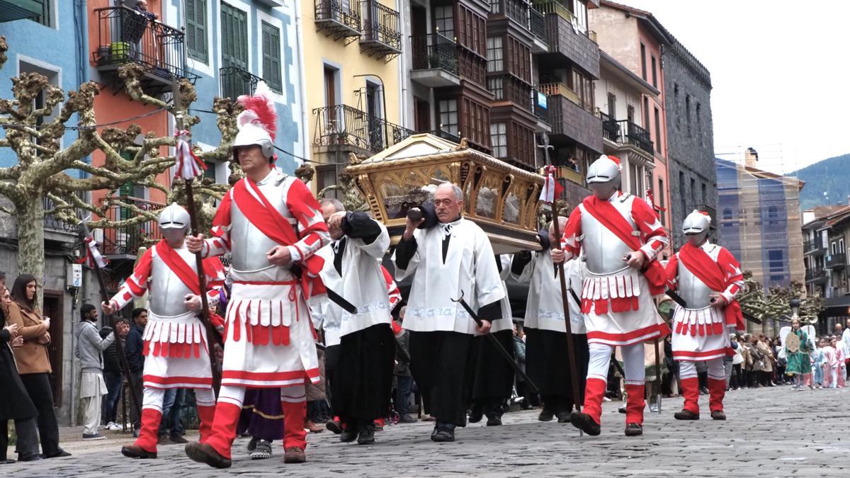 Los legionarios avanzan por las calles de Azkoitia escoltando el sepulcro del Cristo yacente