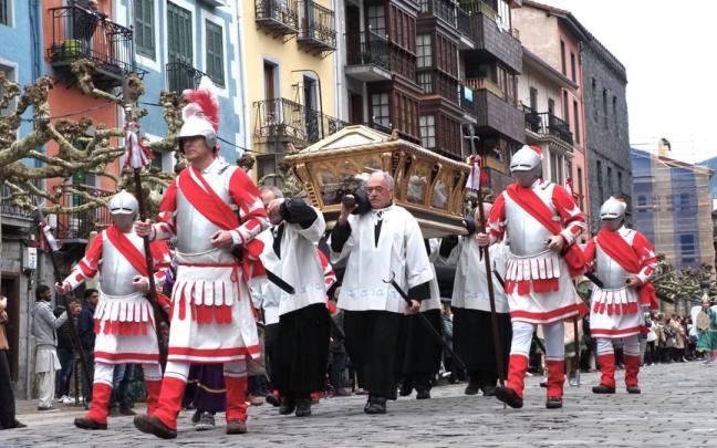 Los legionarios avanzan por las calles de Azkoitia escoltando el sepulcro del Cristo yacente