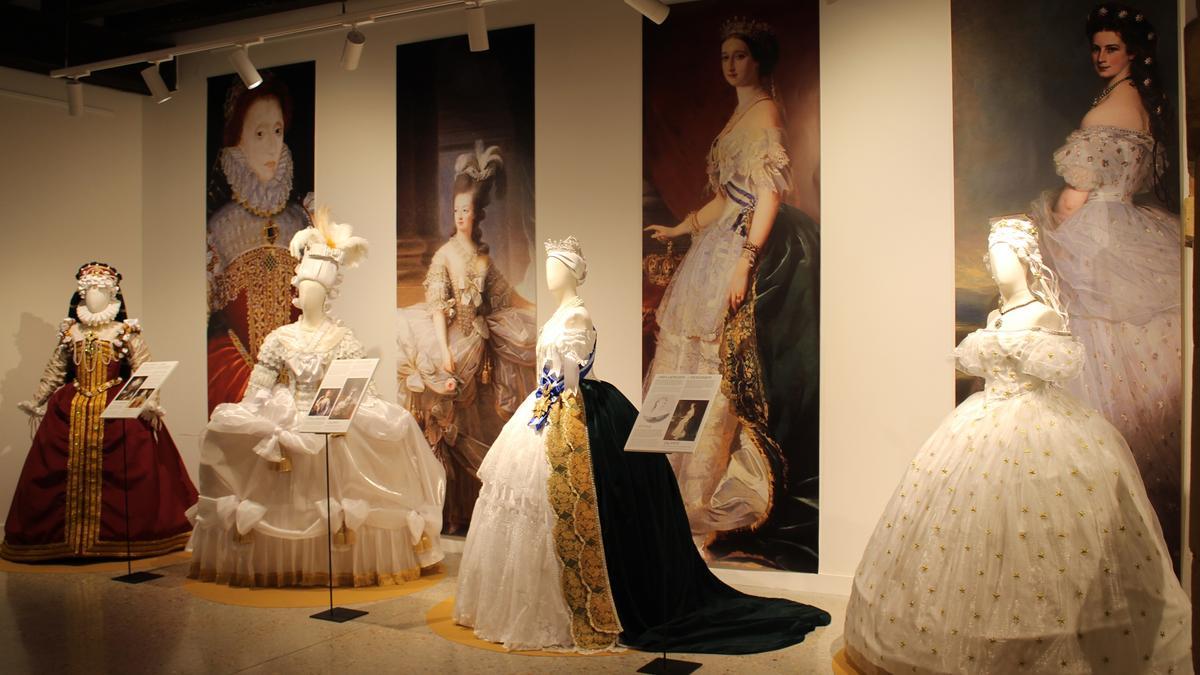 Varios de los trajes de la muestra 'Influencers'