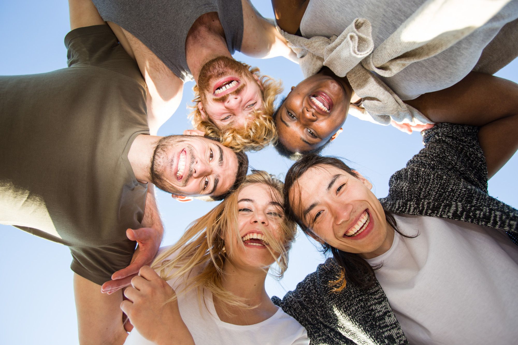 Un grupo de amigos sonríen felices.