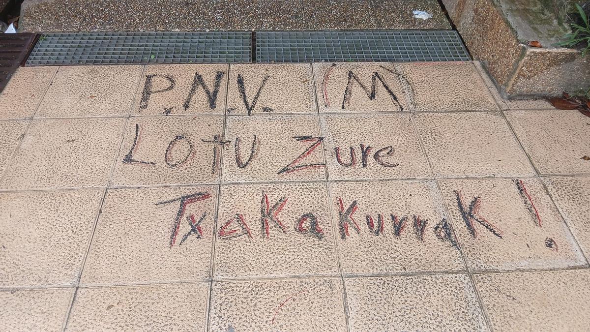 Pintadas contra al Ertzaintza en Zestos