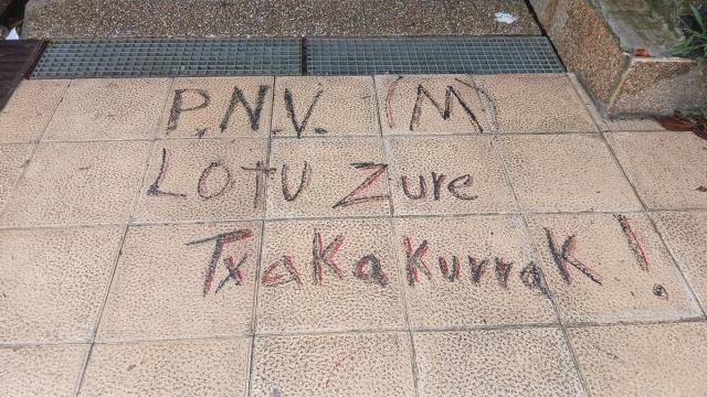 Pintadas contra al Ertzaintza en Zestos