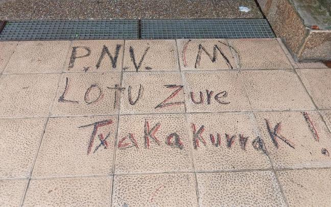 Pintadas contra al Ertzaintza en Zestos
