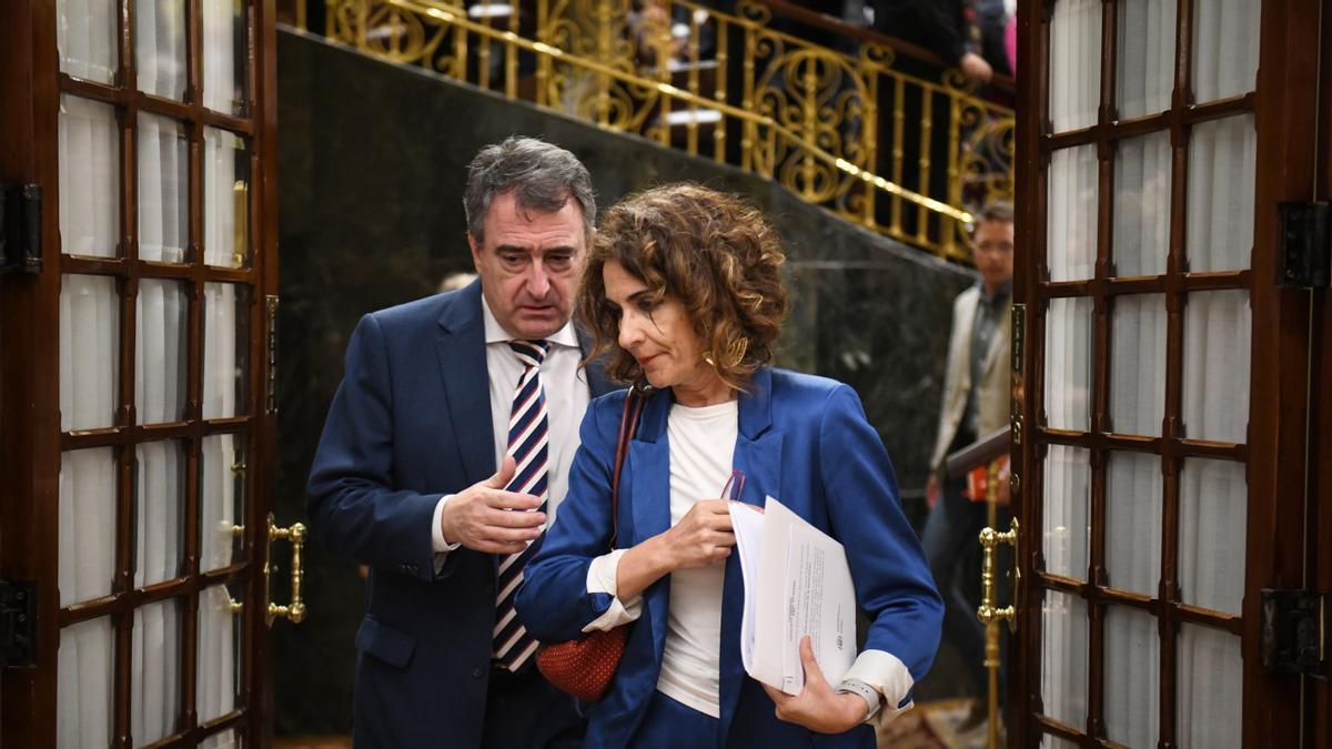 El portavoz del PNV en el Congreso, Aitor Esteban charla con al ministra de hacienda, María Jesús Montero.