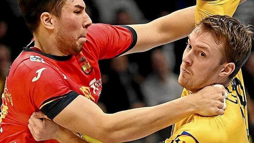 Alex Dujshebaev agarrando a un jugador sueco.