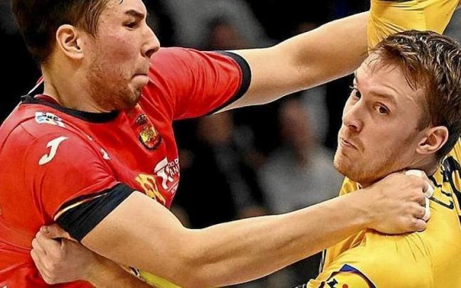Alex Dujshebaev agarrando a un jugador sueco.
