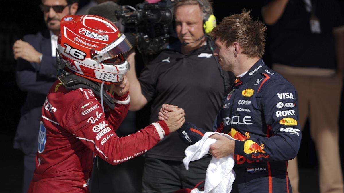 Charles Leclerc y Max Verstappen se dan la mano tras la carrera en Austin.