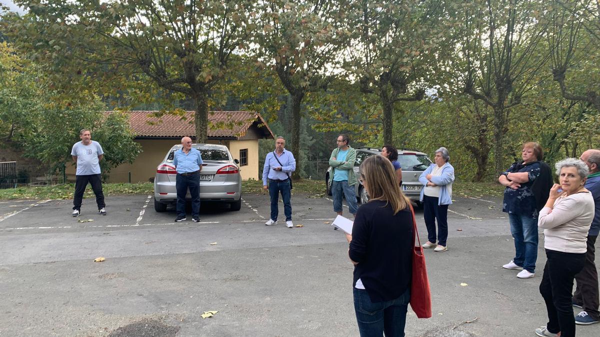 Vecinos de San Roque en Amurrio en una asamblea de barrio en la plazoleta de la ermita