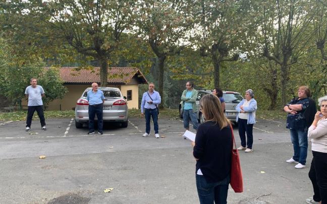 Vecinos de San Roque en Amurrio en una asamblea de barrio en la plazoleta de la ermita / Ayuntamiento de Amurrio Vecinos de San Roque en Amurrio en una asamblea de barrio en la plazoleta de la ermita