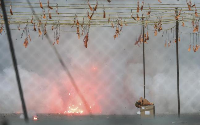 Mascletà de las Fallas en la plaza del Ayuntamiento.