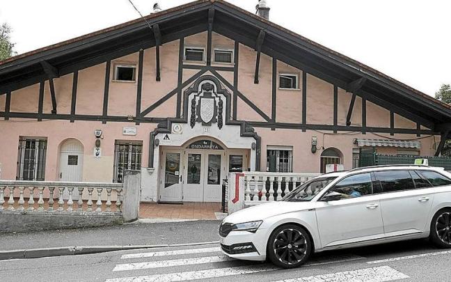Un taxi pasa frente al albergue de Ondarreta, que tiene un centenar de camas. Un taxi pasa frente al albergue de Ondarreta, que tiene un centenar de camas.