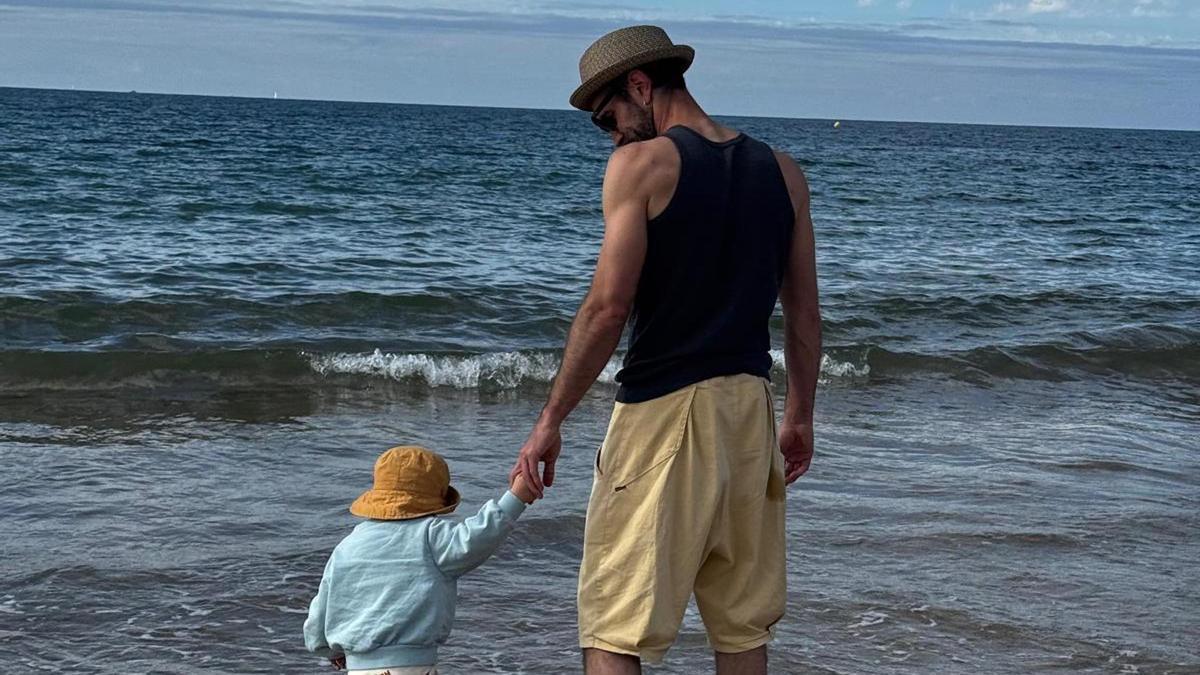 Jon Plazaola, con su hijo, en la playa.