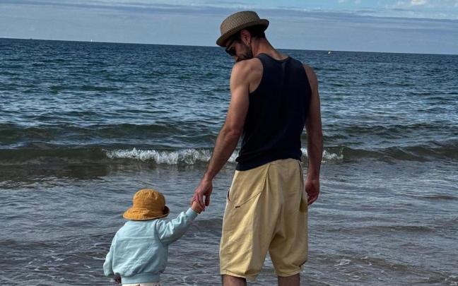 Jon Plazaola, con su hijo, en la playa.
