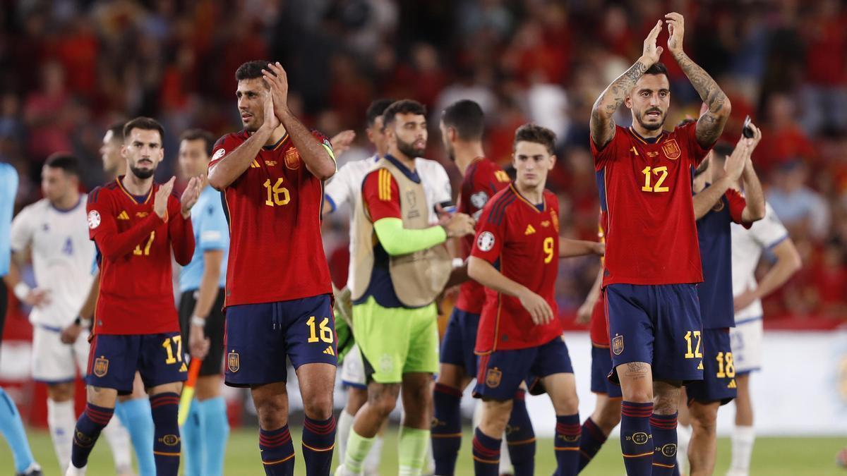 Los jugadores de la selección española, Rodri (i) y Joselu, celebran el triunfo ante Chipre.
